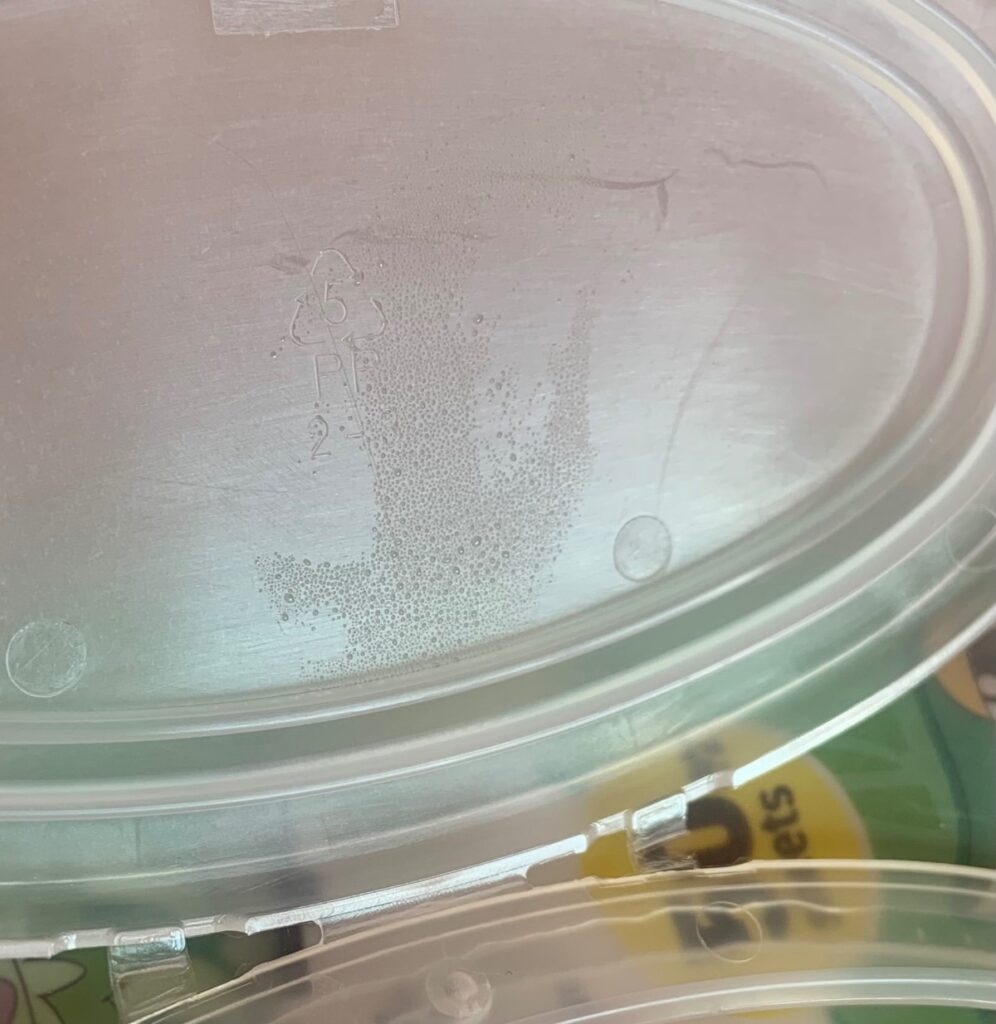 蓋の裏に水滴が付いている写真