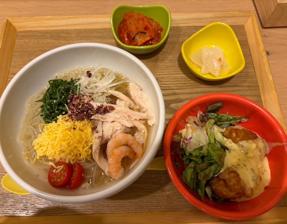 冷麺と副菜セットの画像